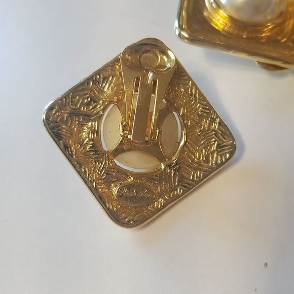 Vtg. Park Lane Gold Tone LargeFaux Pearl Clip On Earrings And Bracelet Runway - Picture 5 of 8